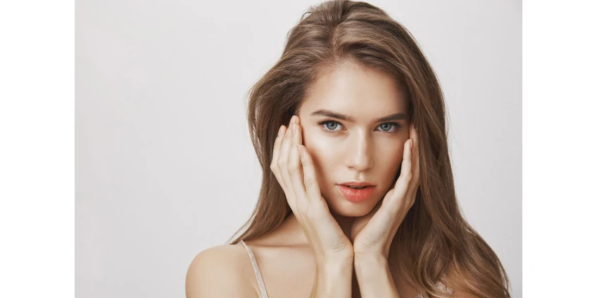 Frakční mikrojehličková radiofrekvence, nebo klasický microneedling pro postakné, rozšířené póry a texturu pleti