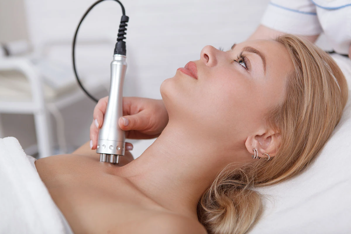 Radiofrekvenční lifting a ultrazvuková terapie: lifting a pevnost bez operace