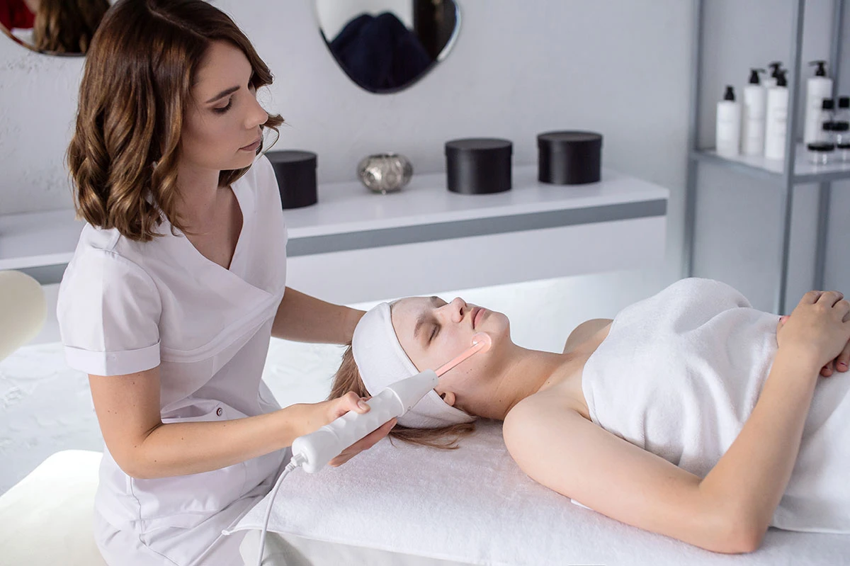 Výhody používání světelné terapie a vysokofrekvenčních technologií ve vašem salonu