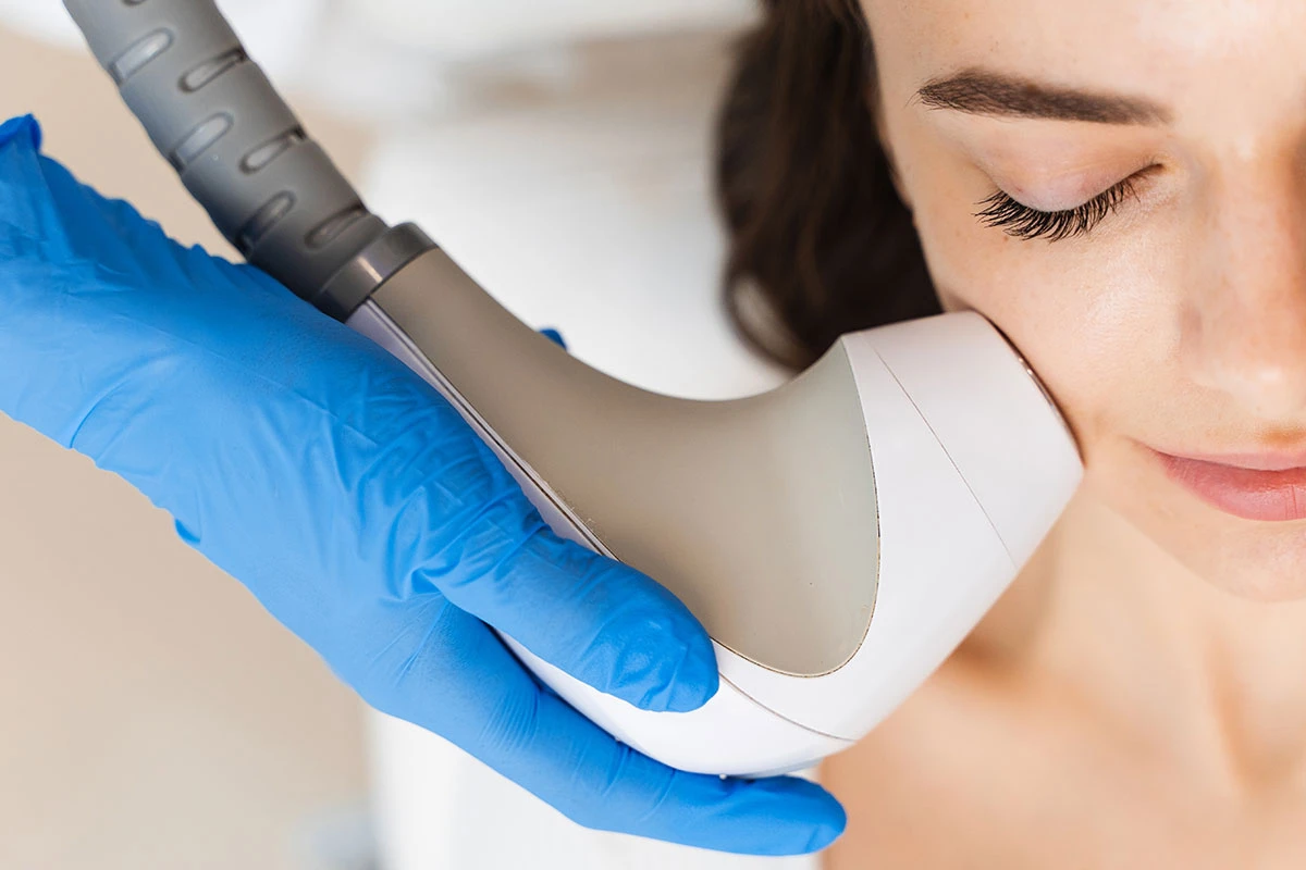 jak zvolit mezi radiofrekvenčním liftingem a HIFU